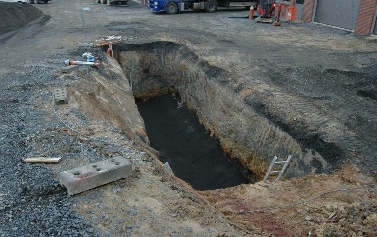 Grube für Erdtank