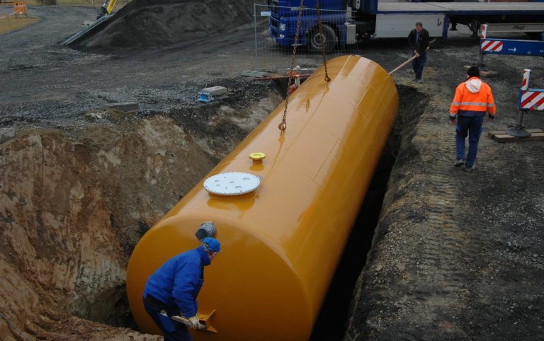 Erdtank in Grube heben